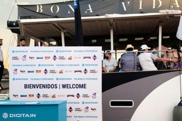 Bona Vida Catamaran Corporate Event Yacht Cartagena (3)