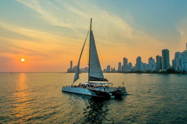 Bona Vida Catamaran Corporate Event Yacht Cartagena (8)